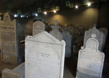 Mujer aplastada por una lápida en el cementerio Baron Hirsch