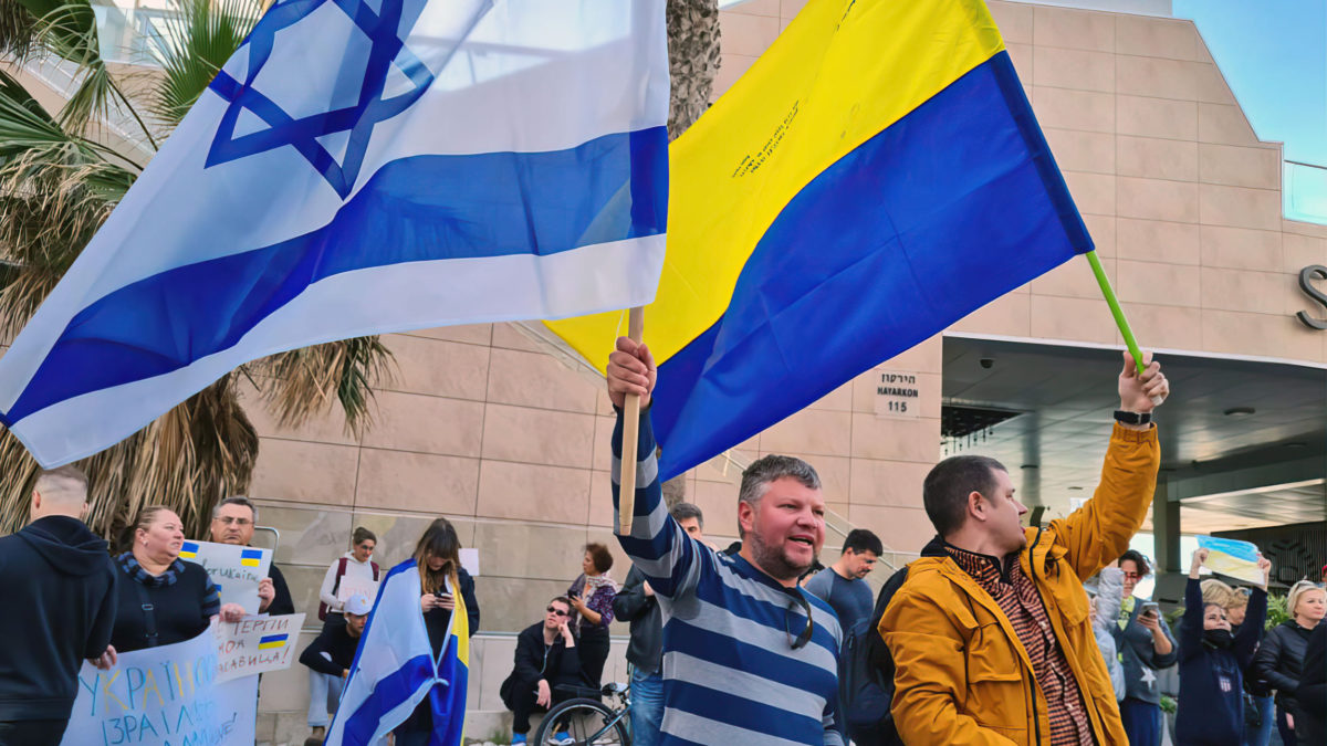 Manifestación contra la invasión ante la embajada rusa en Tel Aviv