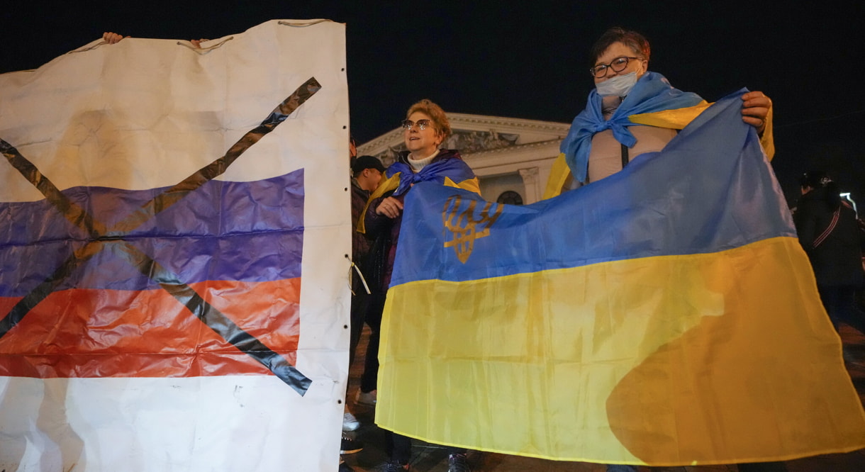 Ucranianos asisten a la acción patriótica “Mariupol es Ucrania” en Mariupol, Ucrania, el martes 22 de febrero de 2022. Los legisladores rusos autorizaron el martes al presidente Vladimir Putin a utilizar la fuerza militar fuera del país, una medida que podría presagiar un ataque más amplio contra Ucrania después de que Estados Unidos dijera que ya estaba en marcha una invasión en ese país. (AP Photo/Sergei Grits)
