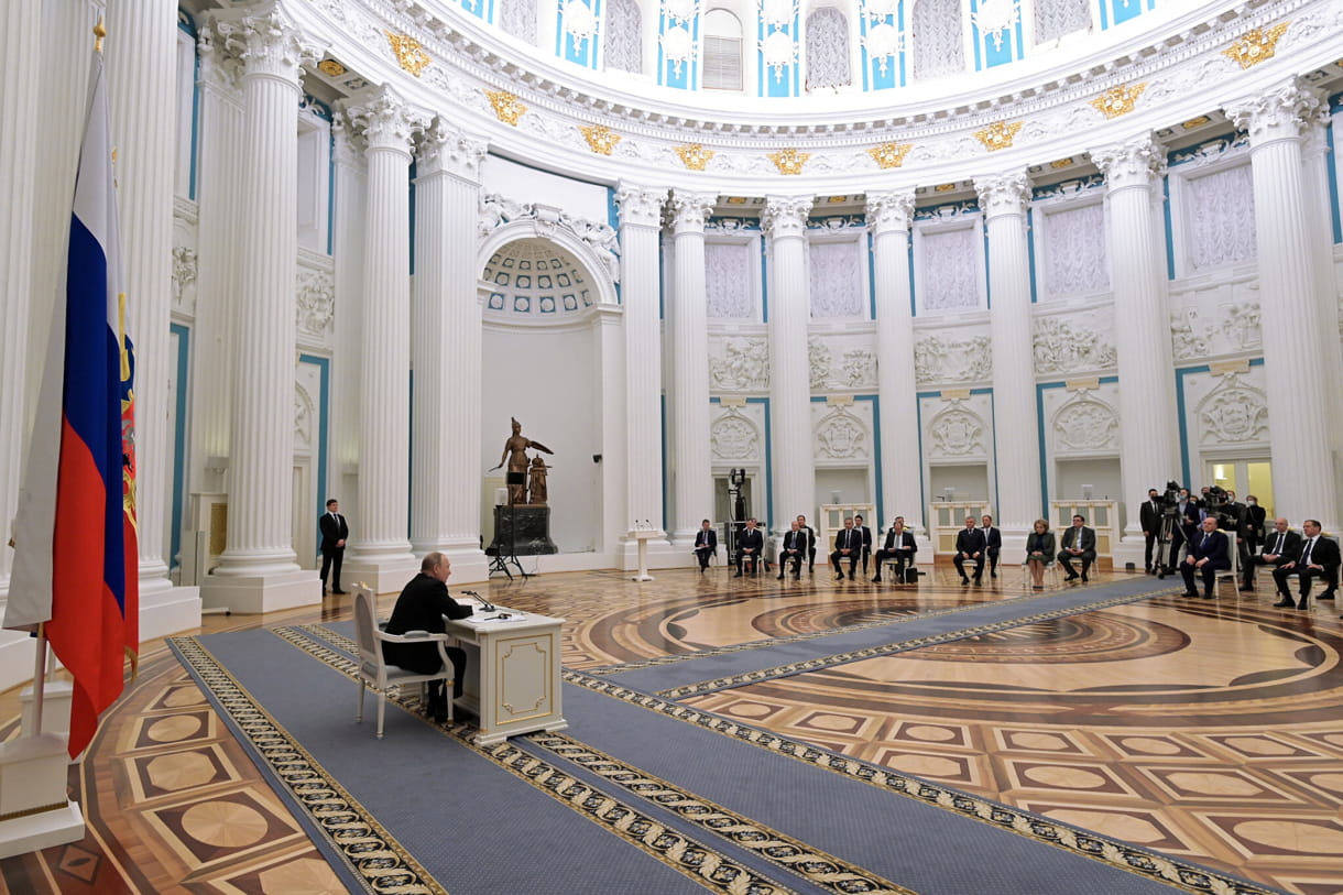 El presidente ruso Vladimir Putin, a la izquierda, preside una reunión del Consejo de Seguridad en el Kremlin en Moscú, Rusia, el lunes 21 de febrero de 2022. (Sputnik, Kremlin Pool Photo vía AP)