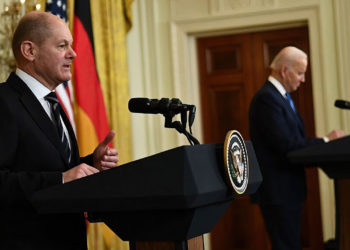 Rusia se enfrentará a las sanciones de los aliados occidentales “inmediatamente” si invade Ucrania, afirma el canciller alemán Olaf Scholz en la víspera de su partida hacia Kiev y Moscú. “En el caso de una agresión militar contra Ucrania que amenace su integridad territorial y su soberanía, eso dará lugar a duras sanciones que hemos preparado cuidadosamente y que podemos poner en vigor inmediatamente, junto con nuestros aliados de la OTAN y de Europa”, afirma Scholz.
