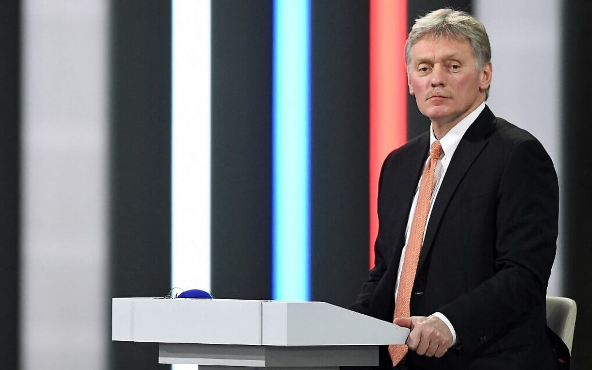 El portavoz del Kremlin, Dmitry Peskov, modera la conferencia de prensa anual del presidente ruso Vladimir Putin en la sala de exposiciones Manezh en el centro de Moscú, el 23 de diciembre de 2021. (Natalia Kolesnikova/AFP)