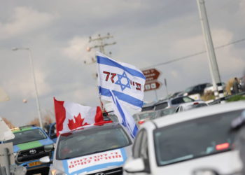 Un convoy bloquea la principal autopista a Jerusalén en protesta contra las normas de vacunación