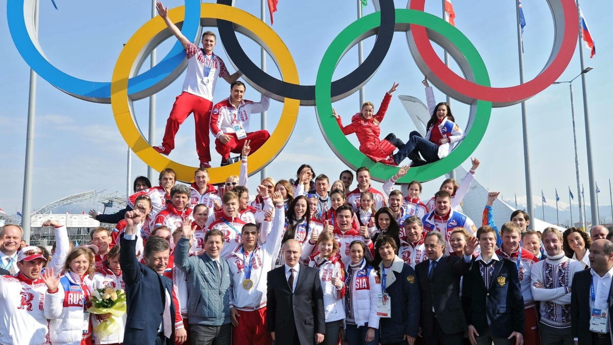 Esta foto de archivo del 24 de febrero de 2014 muestra al presidente ruso Vladimir Putin (centro) posando con los ganadores de medallas olímpicas rusas después de los Juegos Olímpicos de Invierno de Sochi 2014 en Sochi, Rusia. (Mikhail Klimentyev/Pool Photo vía AP)