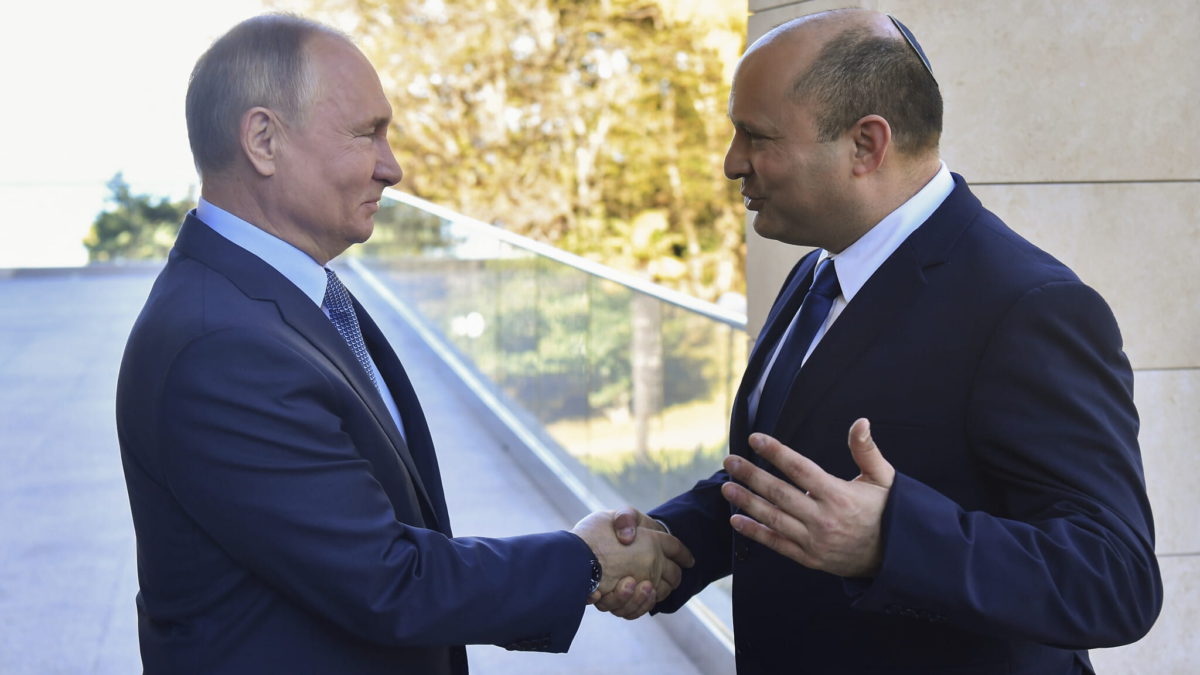 El presidente ruso Vladimir Putin, a la izquierda, y el primer ministro Naftali Bennett se dan la mano durante su reunión en Sochi, Rusia, el viernes 22 de octubre de 2021. (Evgeny Biyatov, Sputnik, Kremlin Pool Photo vía AP)