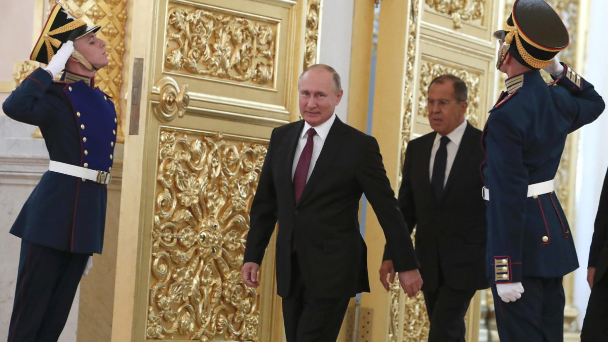 El presidente ruso, Vladímir Putin, y el ministro de Asuntos Exteriores, Serguéi Lavrov, caminan junto a guardias de honor mientras asisten a una ceremonia para recibir credenciales diplomáticas de los embajadores extranjeros recién nombrados en el Kremlin en Moscú, Rusia, el 11 de octubre de 2018. (Sergei Karpukhin/Pool Photo vía AP, Archivo)