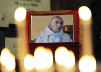 Cuatro personas son juzgadas por el asesinato islamista de un sacerdote francés de 85 años
