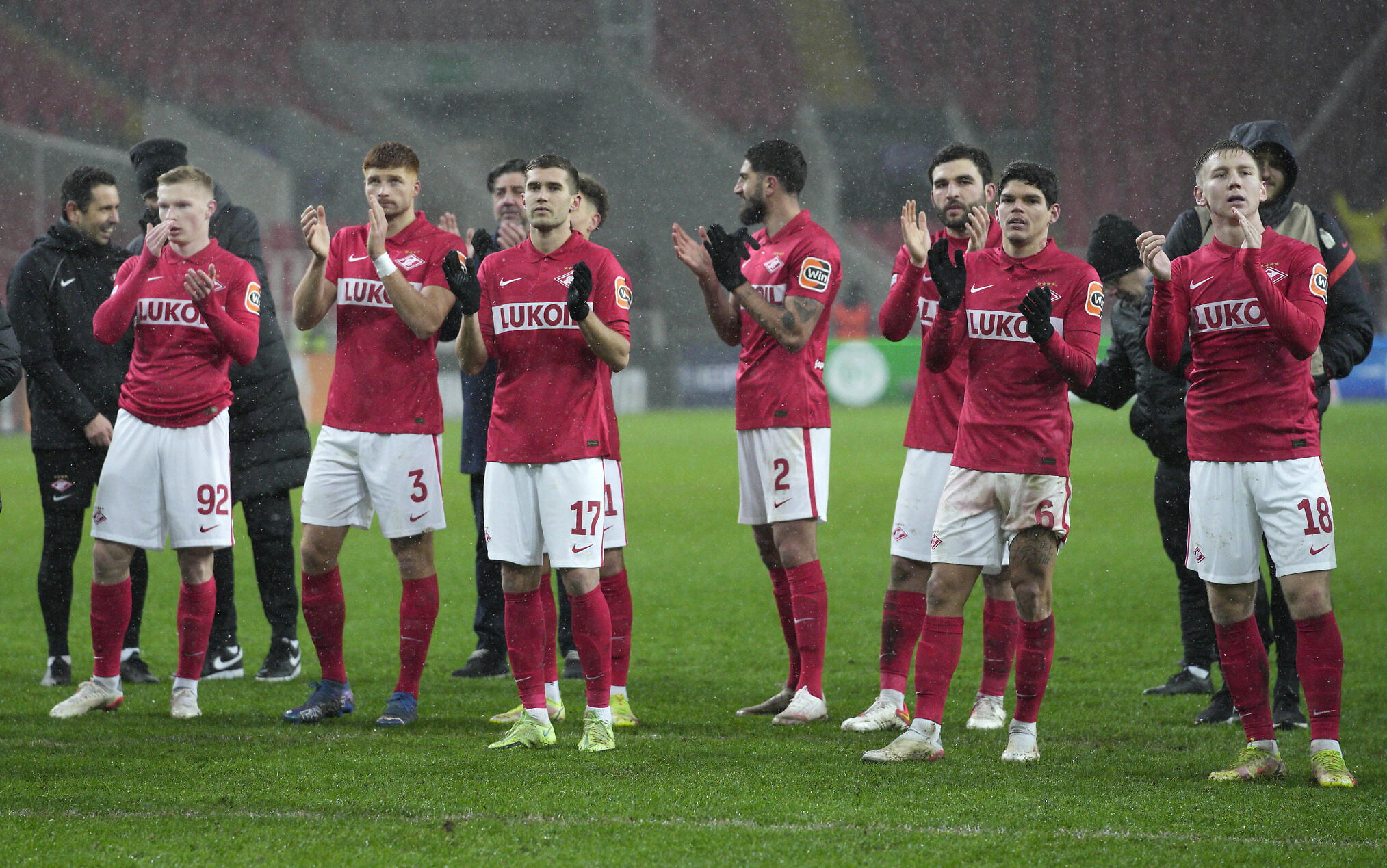 Los jugadores del Spartak celebran tras una victoria en el estadio del Spartak en Moscú, Rusia, el 24 de noviembre de 2021. (AP Photo/Pavel Golovkin)