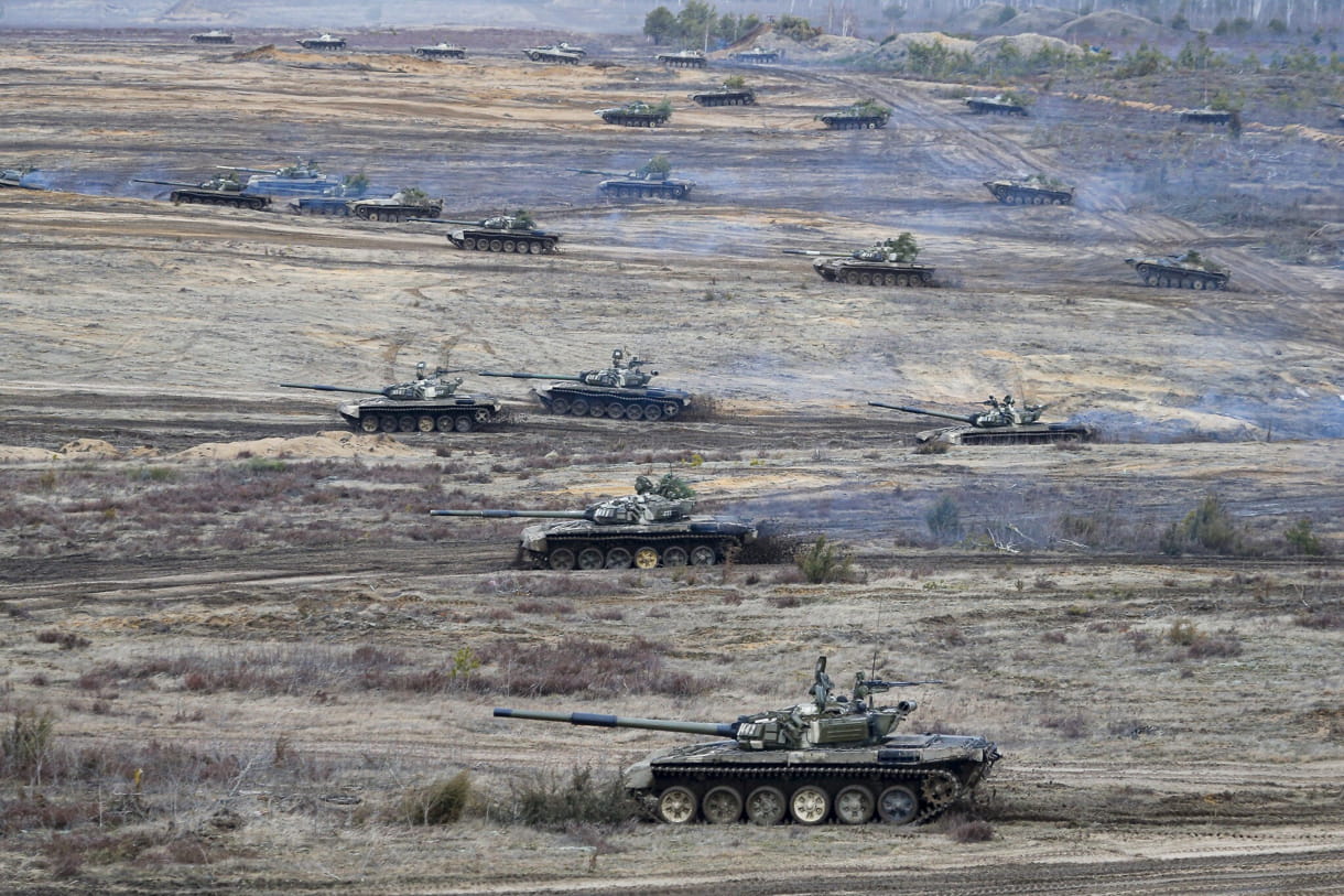 Tanques se mueven durante los ejercicios militares Unión Coraje-2022 Rusia-Belarús en el campo de entrenamiento Obuz-Lesnovsky en Bielorrusia, el sábado 19 de febrero de 2022. Rusia ha desplegado tropas en su aliado Bielorrusia para realizar amplios simulacros militares conjuntos que se extenderán hasta el domingo, alimentando las preocupaciones occidentales de que Moscú podría utilizar el ejercicio para atacar a Ucrania desde el norte. (AP Photo/Alexander Zemlianichenko Jr)