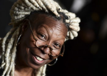 Whoopi Goldberg pide disculpas tras afirmar que el Holocausto no tuvo que ver con la raza