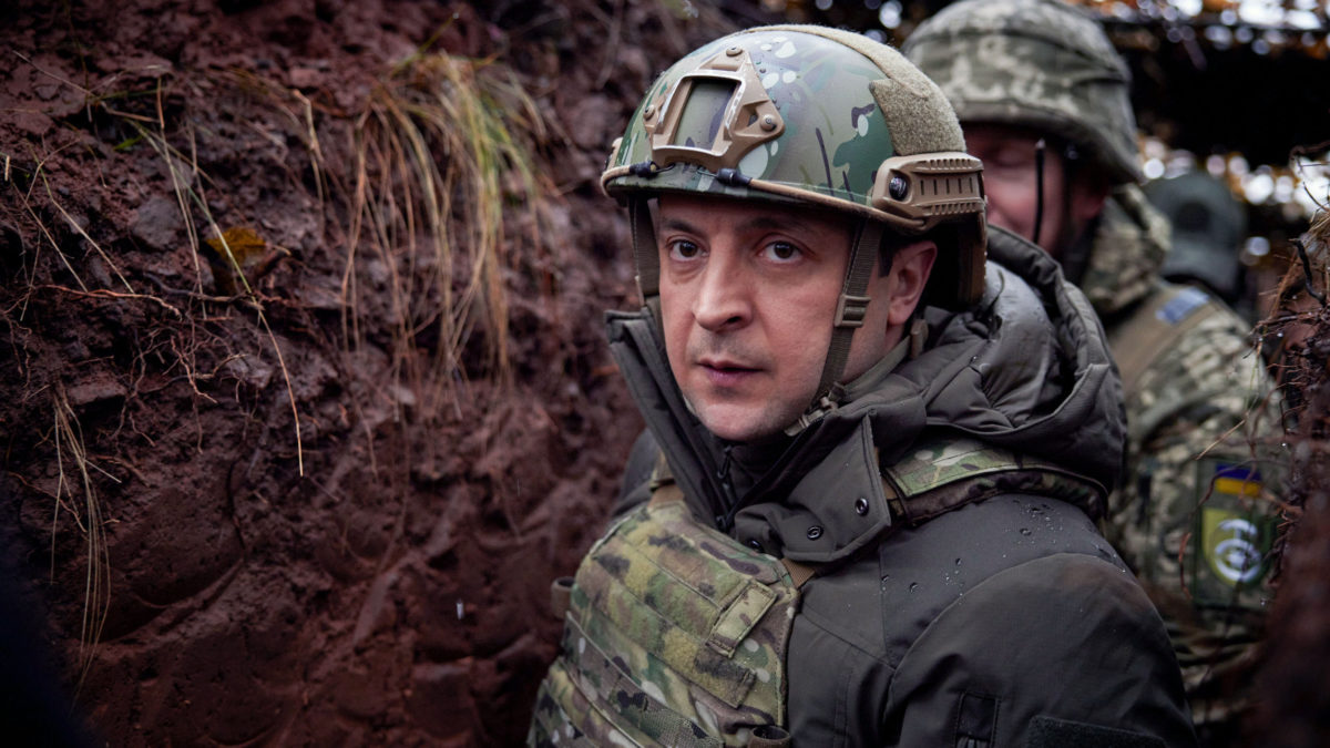Zelensky rechaza oferta de evacuación de Biden: Necesito munición, no un viaje