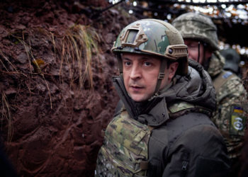 Zelensky rechaza oferta de evacuación de Biden: Necesito munición, no un viaje