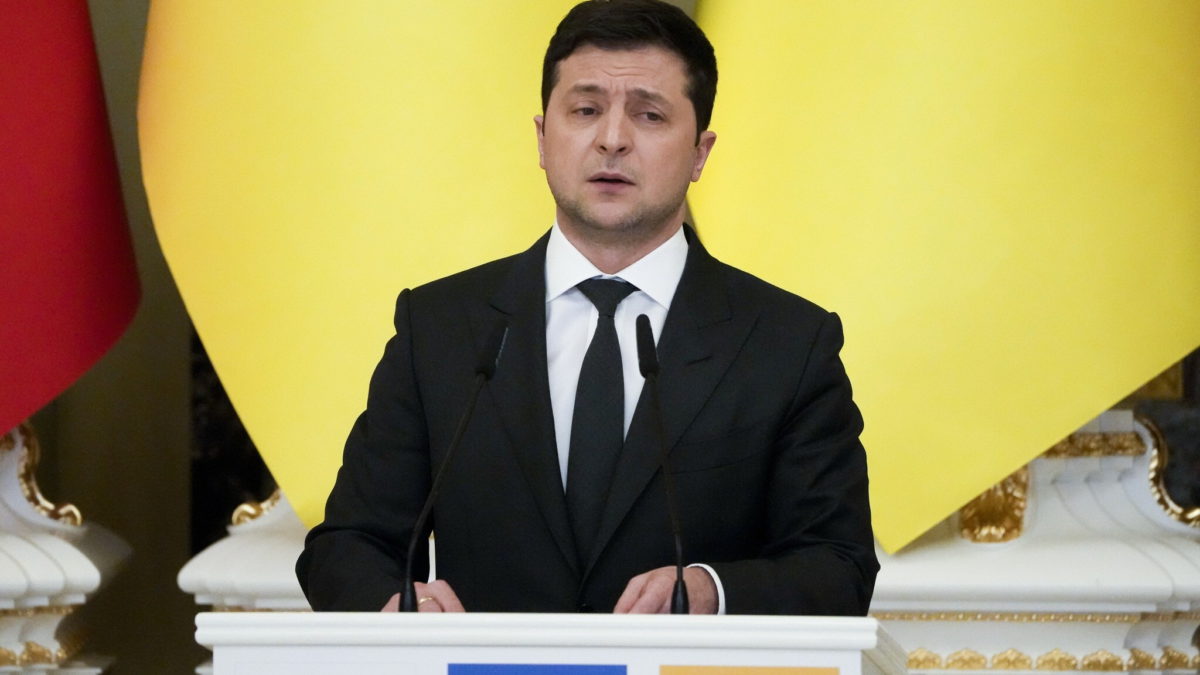 El presidente ucraniano Volodymyr Zelenskyy habla durante una conferencia de prensa en el Palacio Mariinskyi en Kyiv, Ucrania, el 23 de febrero de 2022. (frem Lukatsky/AP)