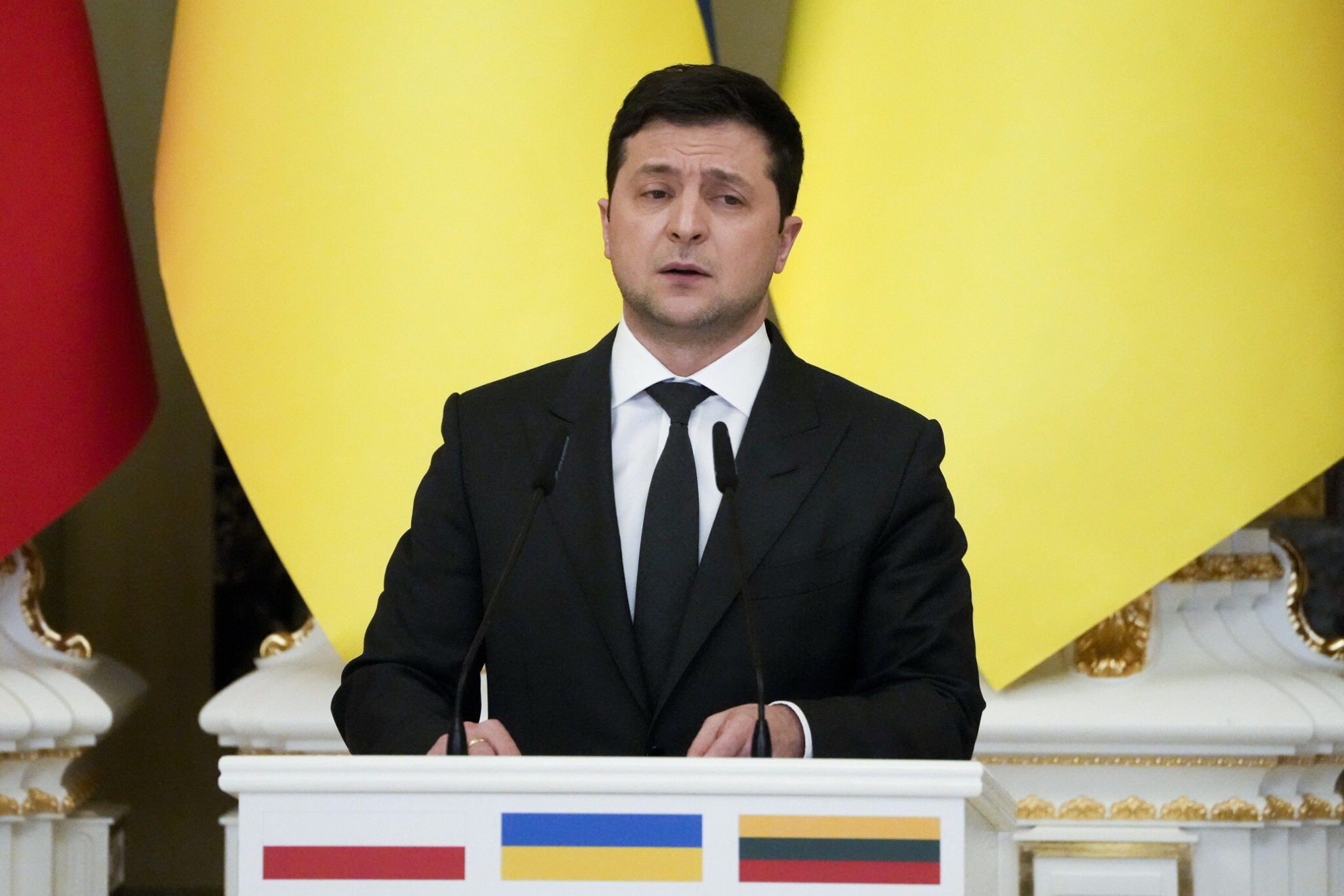 El presidente ucraniano Volodymyr Zelenskyy habla durante una conferencia de prensa en el Palacio Mariinskyi en Kyiv, Ucrania, el 23 de febrero de 2022. (frem Lukatsky/AP)