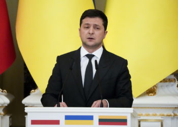 El presidente ucraniano Volodymyr Zelenskyy habla durante una conferencia de prensa en el Palacio Mariinskyi en Kyiv, Ucrania, el 23 de febrero de 2022. (frem Lukatsky/AP)