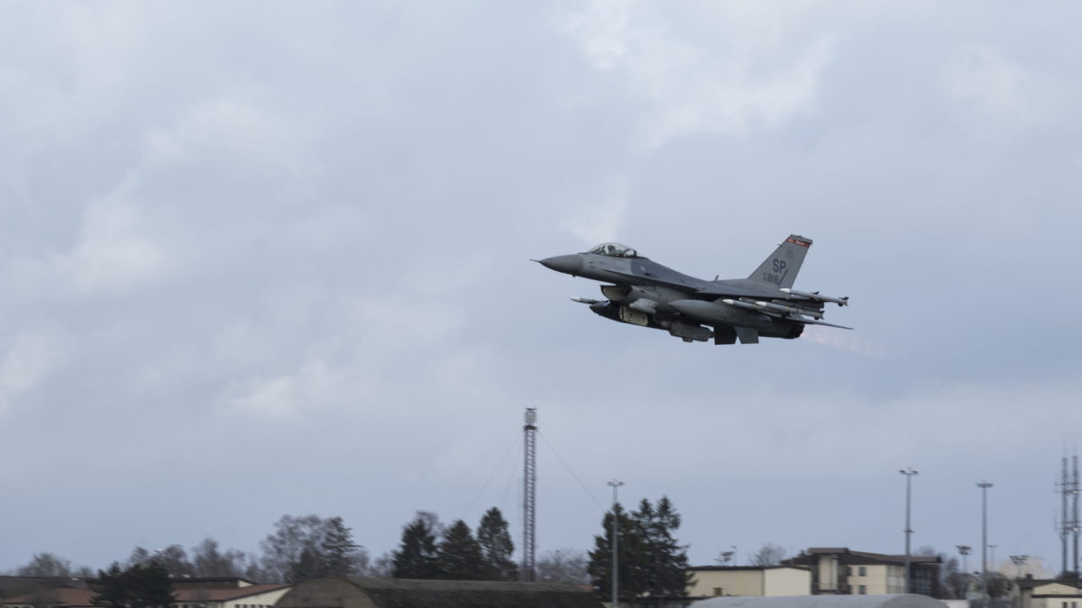 Más aviones militares estadounidenses se dirigen al este de Europa ante la posible invasión rusa de Ucrania