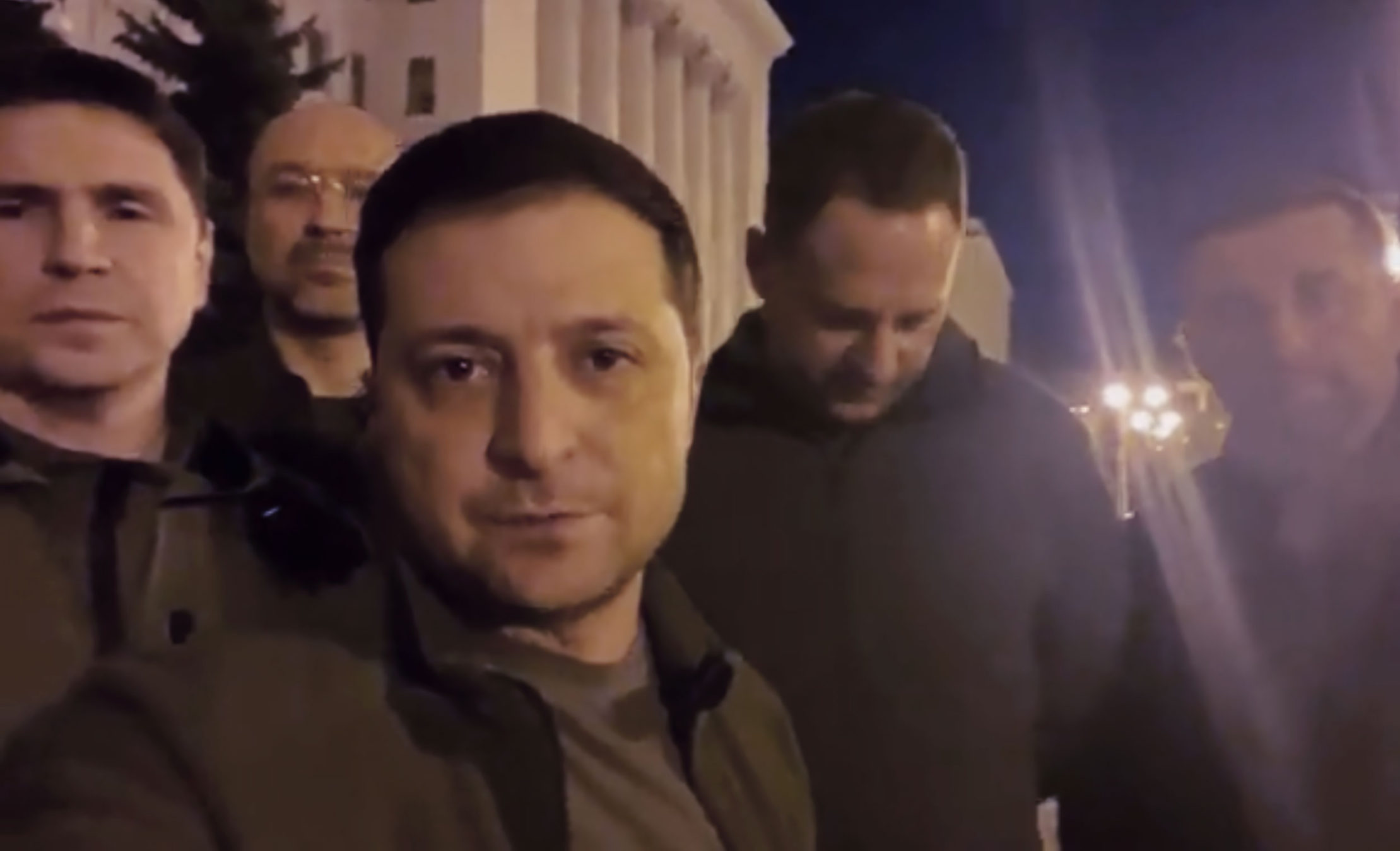 El presidente de Ucrania, Volodymyr Zelensky, publica un vídeo de sí mismo y de su equipo fuera de la sede presidencial en Kiev el 25 de febrero de 2022. (Captura de pantalla/Twitter)