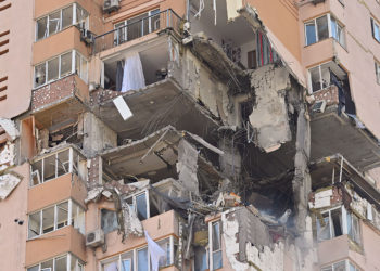 Un bloque de apartamentos de Kiev es alcanzado por un bombardeo ruso