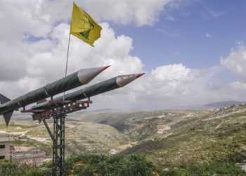 Gantz firma órdenes de embargo contra empresas libanesas que suministran a Hezbolá