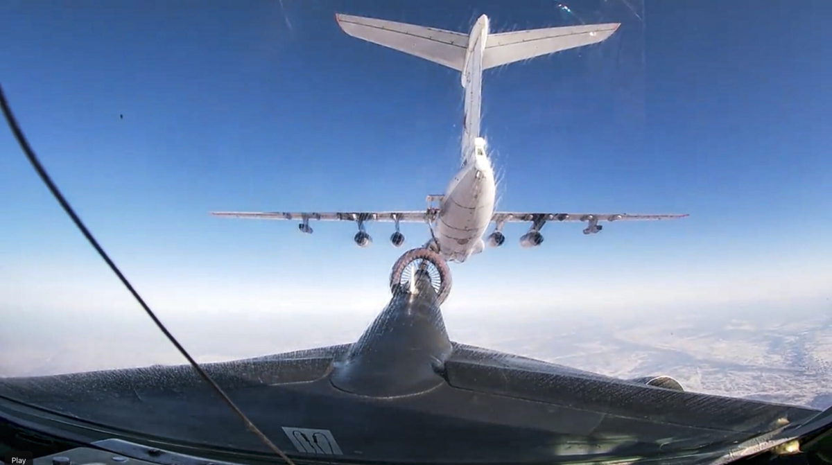 En esta foto tomada de un vídeo difundido por el Servicio de Prensa del Ministerio de Defensa ruso el jueves 27 de enero de 2022, un avión cisterna ruso Il-76, arriba, reabastece de combustible a un bombardero estratégico ruso Tu-95MS de las Fuerzas Aeroespaciales rusas durante un entrenamiento aéreo en el Lejano Oriente ruso. (Servicio de prensa del Ministerio de Defensa ruso vía AP)