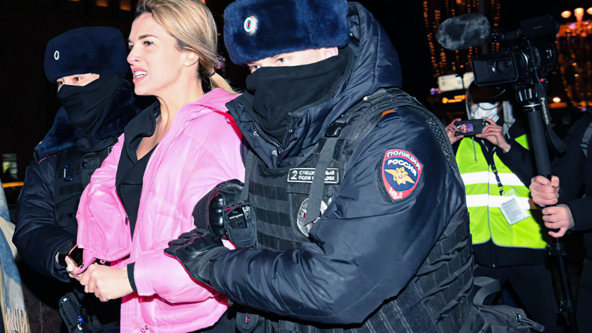 La policía detiene a cientos de manifestantes contra la guerra en Rusia
