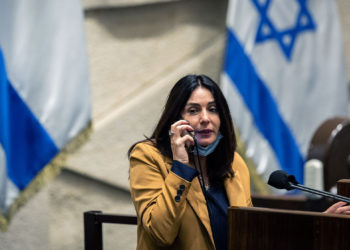 Regev "responde a la llamada de su madre" en la Knesset por el espionaje policial