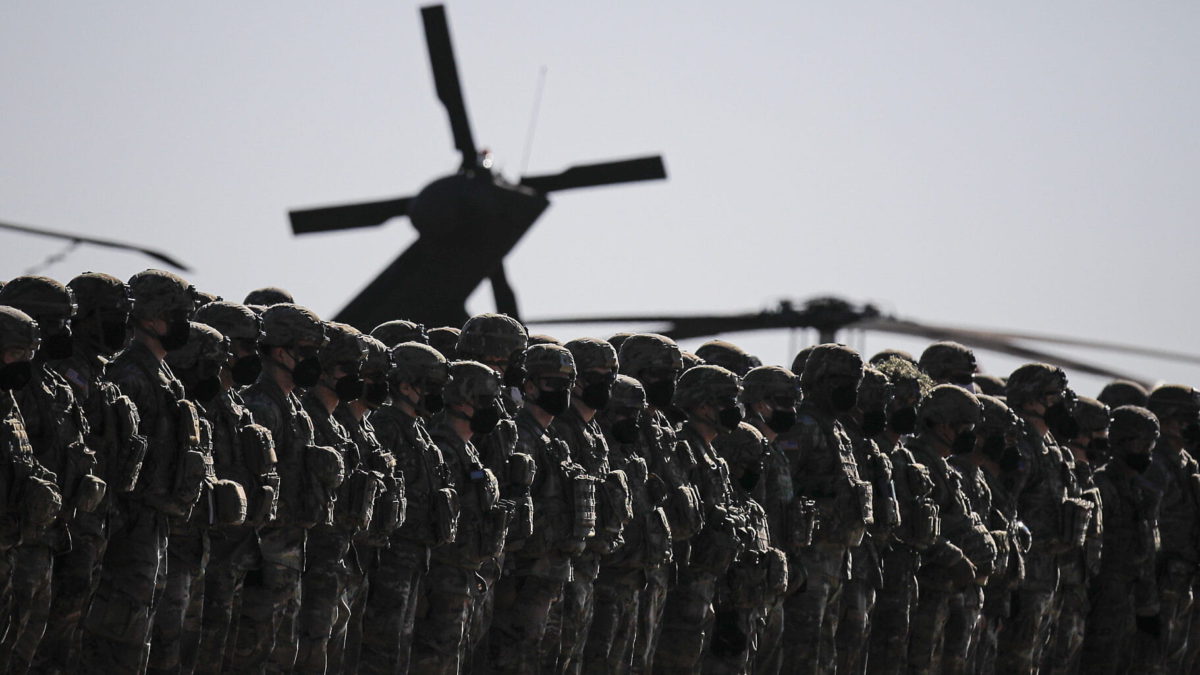 Soldados estadounidenses se alinean durante la visita del secretario general de la OTAN, Jens Stoltenberg, en la base aérea Mihail Kogalniceanu, cerca de la ciudad portuaria de Constanza, en el Mar Negro, al este de Rumanía, el 11 de febrero de 2022. (AP Photo/Andreea Alexandru)