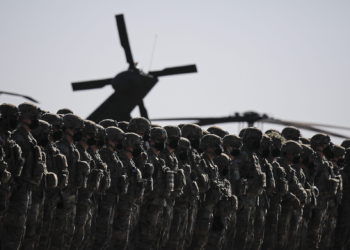 Soldados estadounidenses se alinean durante la visita del secretario general de la OTAN, Jens Stoltenberg, en la base aérea Mihail Kogalniceanu, cerca de la ciudad portuaria de Constanza, en el Mar Negro, al este de Rumanía, el 11 de febrero de 2022. (AP Photo/Andreea Alexandru)