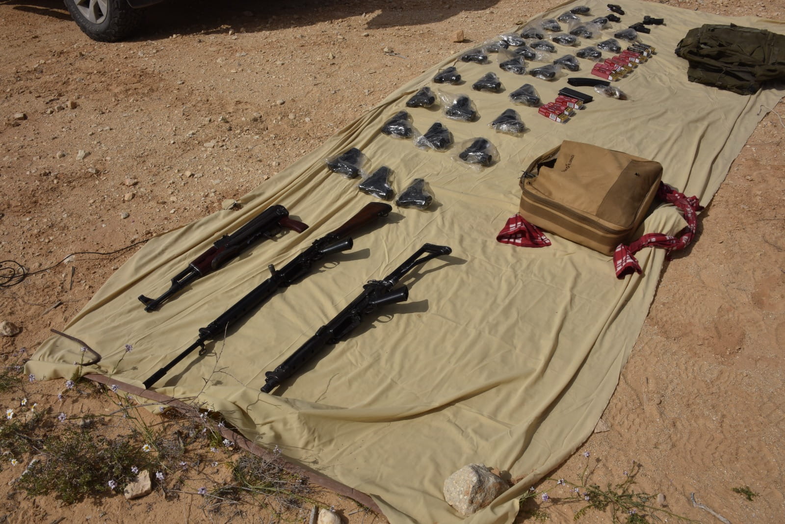 Las FDI y la policía incautan docenas de armas a contrabandistas de drogas