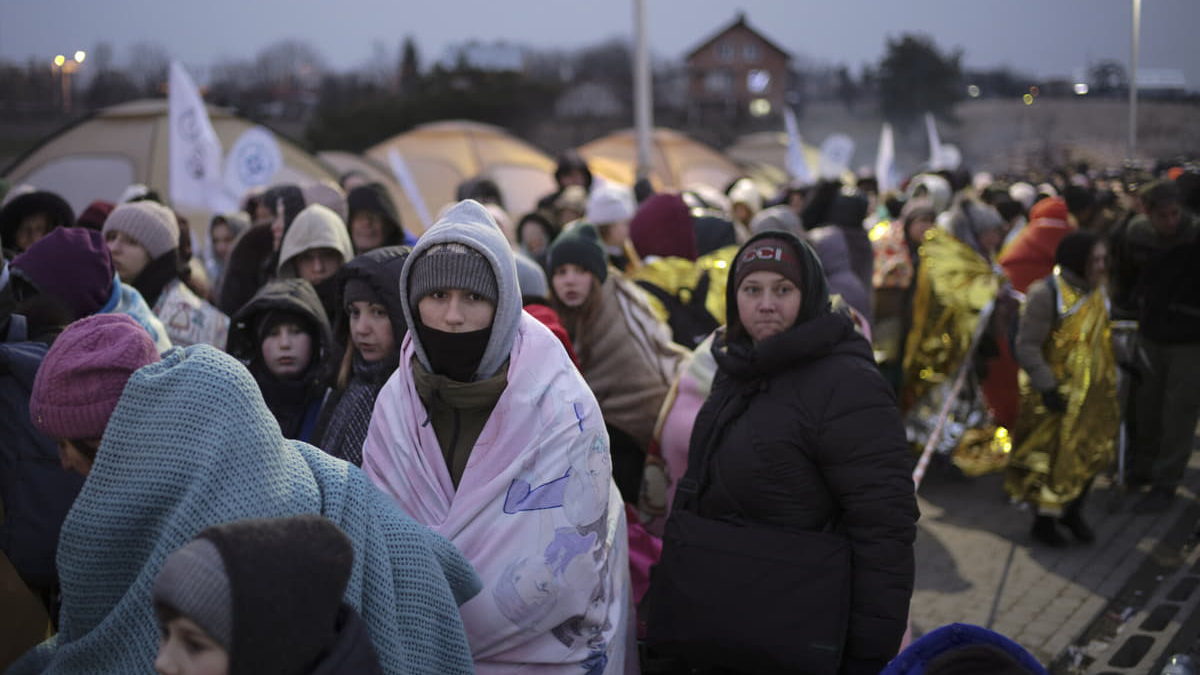 Ministro israelí se dirige a Polonia mientras los refugiados ucranianos cruzan la frontera