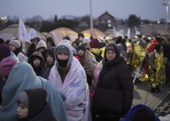 Ministro israelí se dirige a Polonia mientras los refugiados ucranianos cruzan la frontera