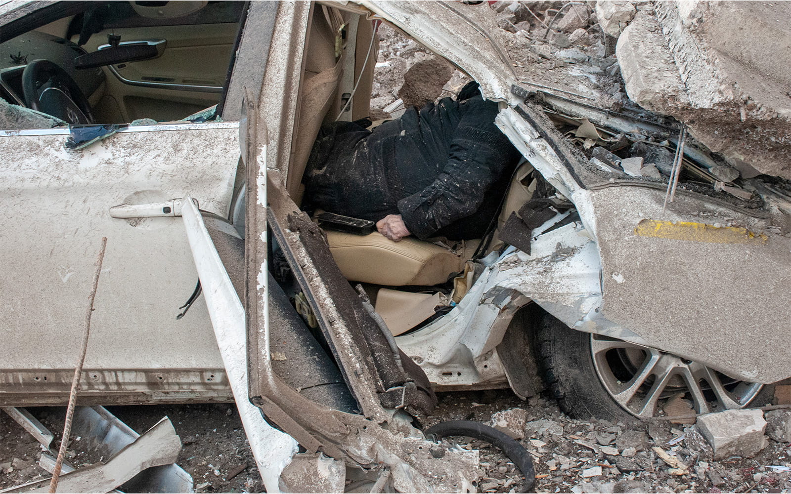 El cuerpo de un civil muerto en un ataque ruso con cohetes en un coche en Kharkiv, la segunda ciudad más grande de Ucrania, el 6 de marzo de 2022. (AP Photo/Andrew Marienko)