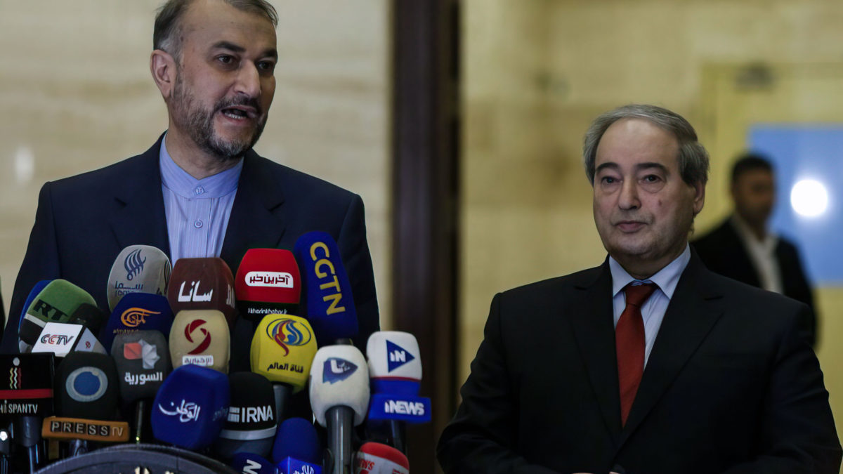 El ministro de Asuntos Exteriores de Irán, Hossein Amir-Abdollahian (izq.), ofrece una conferencia de prensa, en presencia de su homólogo sirio, Faisal Mekdad, en la capital Damasco, Siria, el 23 de marzo de 2022. (LOUAI BESHARA / AFP)