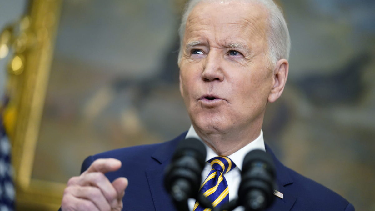 El presidente de Estados Unidos, Joe Biden, anuncia la prohibición de las importaciones de petróleo ruso, endureciendo el peaje de la economía rusa en represalia por su invasión de Ucrania, el 8 de marzo de 2022, en la Sala Roosevelt de la Casa Blanca en Washington, DC. (AP Photo/Andrew Harnik)