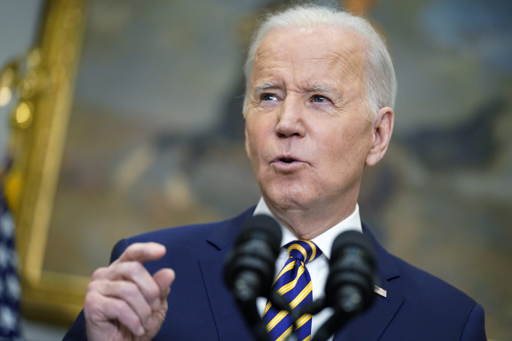 El presidente de Estados Unidos, Joe Biden, anuncia la prohibición de las importaciones de petróleo ruso, endureciendo el peaje de la economía rusa en represalia por su invasión de Ucrania, el 8 de marzo de 2022, en la Sala Roosevelt de la Casa Blanca en Washington, DC. (AP Photo/Andrew Harnik)