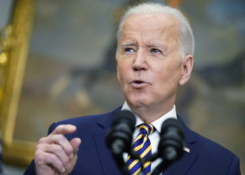 El presidente de Estados Unidos, Joe Biden, anuncia la prohibición de las importaciones de petróleo ruso, endureciendo el peaje de la economía rusa en represalia por su invasión de Ucrania, el 8 de marzo de 2022, en la Sala Roosevelt de la Casa Blanca en Washington, DC. (AP Photo/Andrew Harnik)