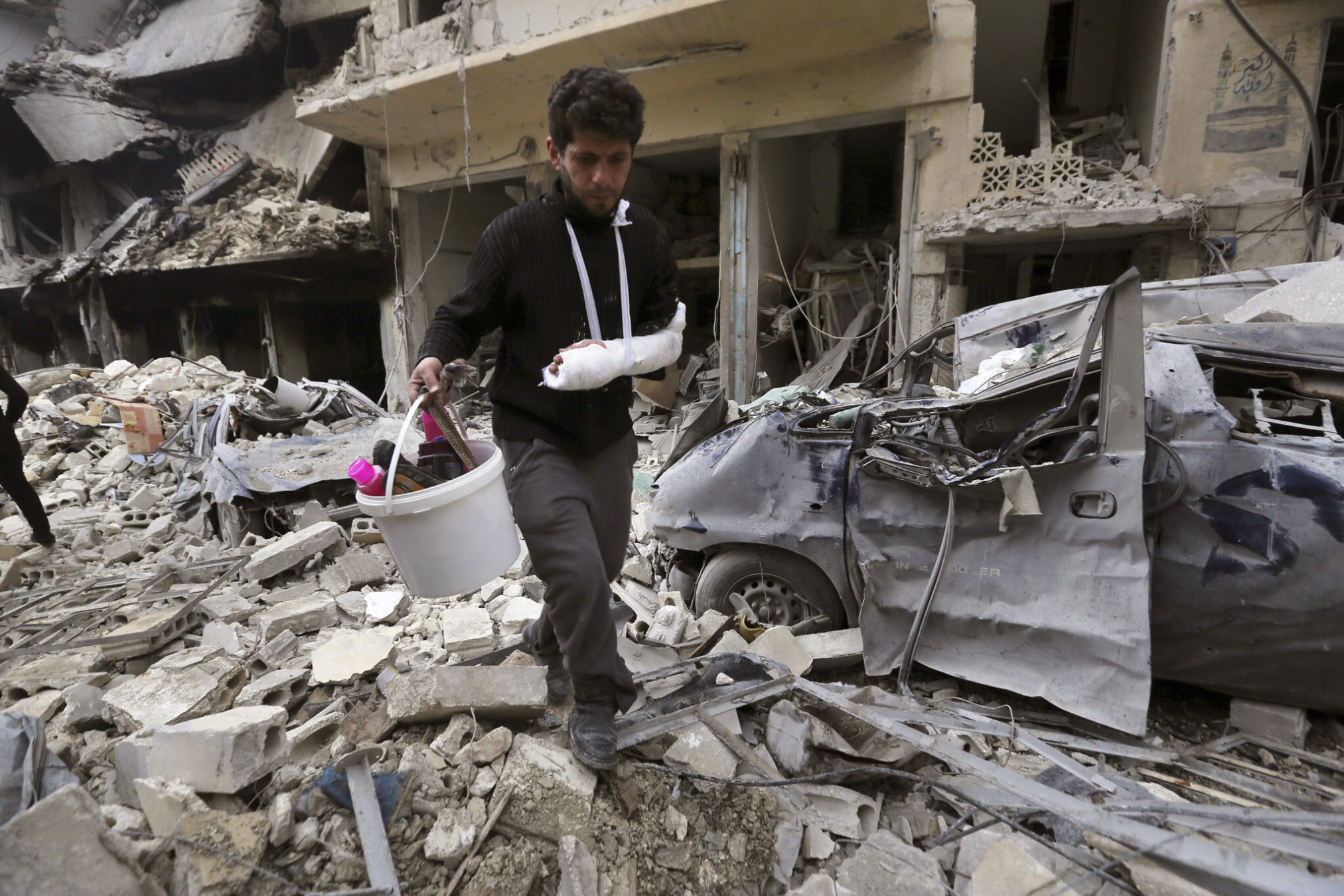 Un hombre camina junto a la destrucción causada por los ataques aéreos en la ciudad de Ariha, en la provincia de Idlib, Siria, el 30 de enero de 2020. (AP Photo/Ghaith Alsayed, Archivo)