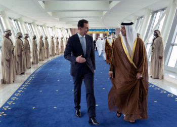 En esta foto publicada por la página oficial de Facebook de la Presidencia siria, el presidente sirio Bashar Assad, a la izquierda, habla con Mansour bin Zayed Al Nahyan, viceprimer ministro y ministro de Asuntos Presidenciales de los Emiratos Árabes Unidos, en Dubai, Emiratos Árabes Unidos, el viernes 18 de marzo de 2022 (página de Facebook de la Presidencia siria vía AP)