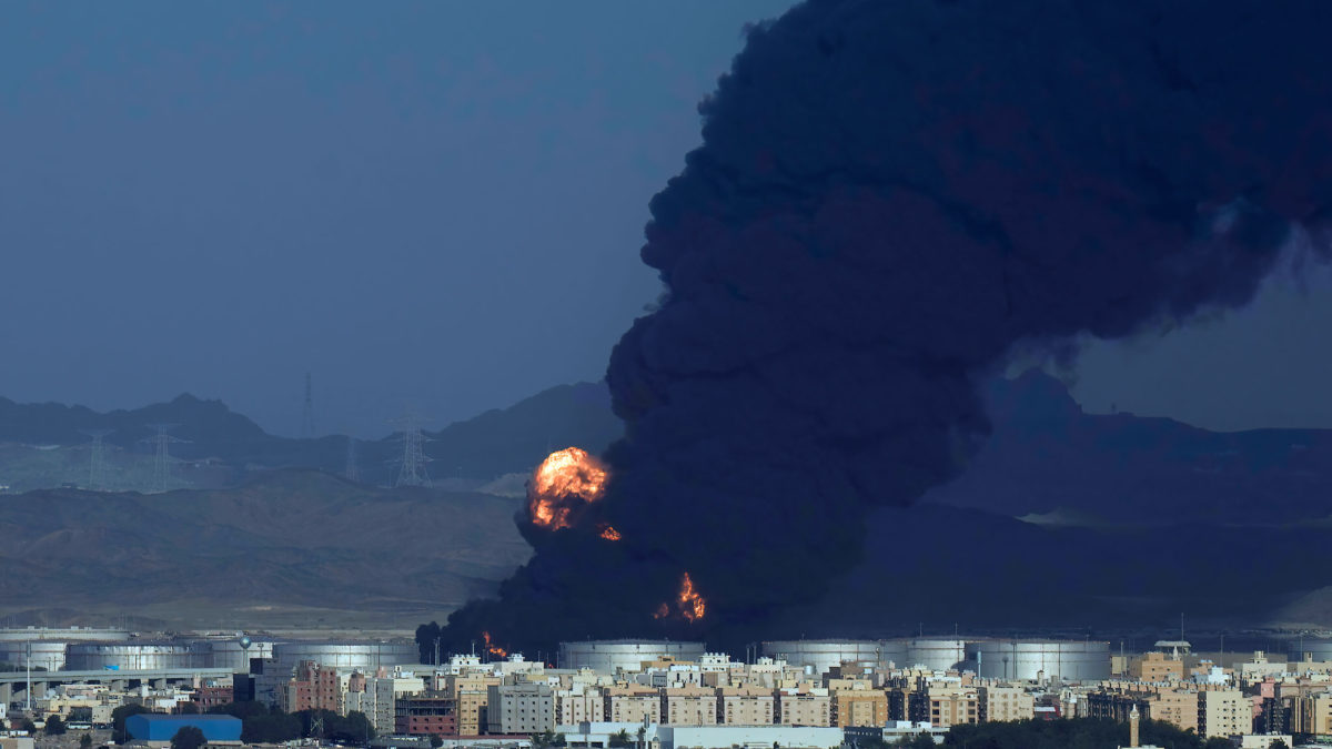 Incendio en la ciudad saudí antes de la carrera de F1 mientras los Hutíes se atribuyen ataques