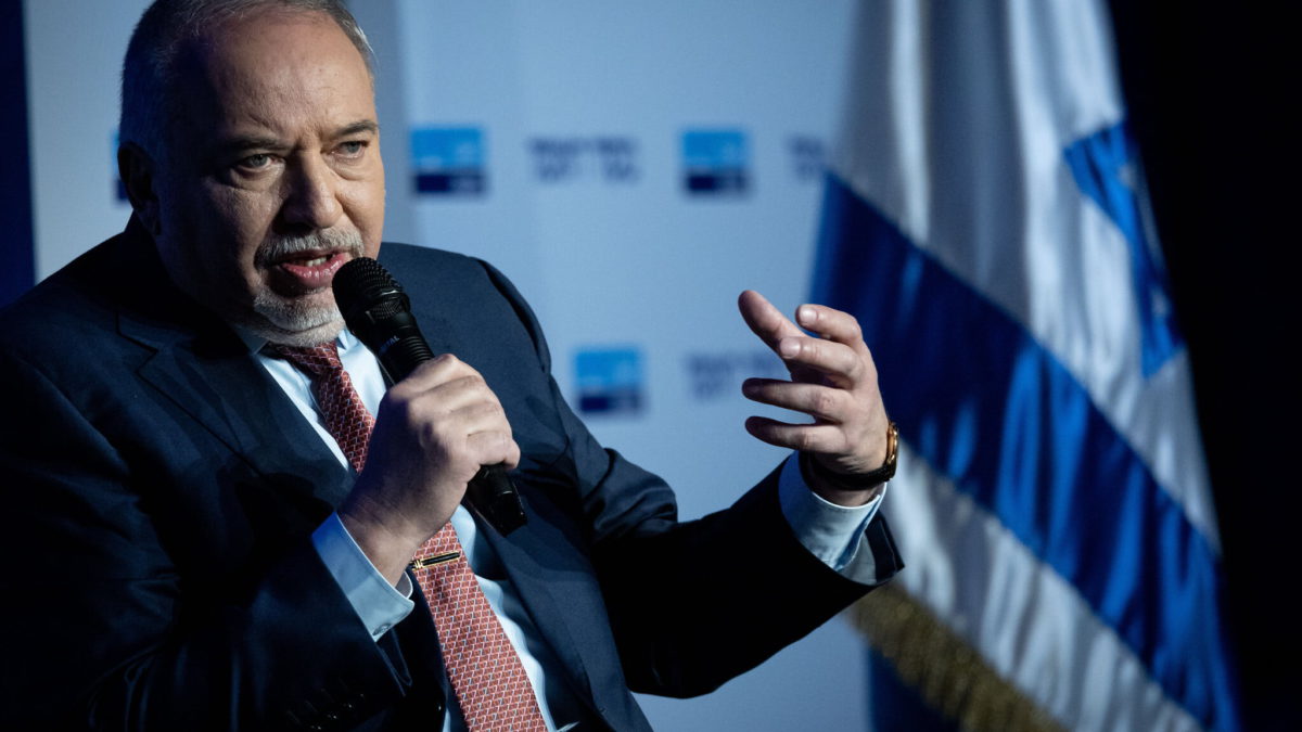 El ministro de Finanzas, Avigdor Liberman, habla en una conferencia del periódico israelí “Makor Rishon” en el Centro Internacional de Convenciones de Jerusalén, el 21 de febrero de 2022. (Yonatan Sindel/Flash90)