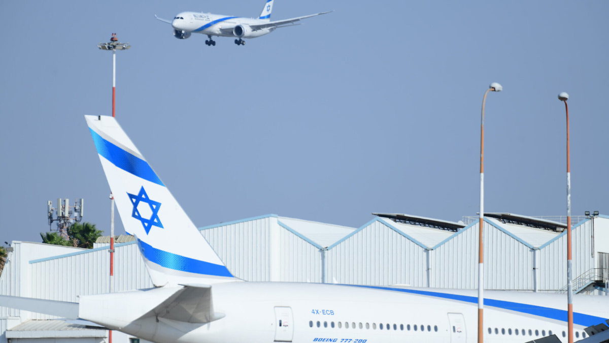 Vuelo de El Al se ve obligado a aterrizar en Madrid porque un pasajero se volvió violento