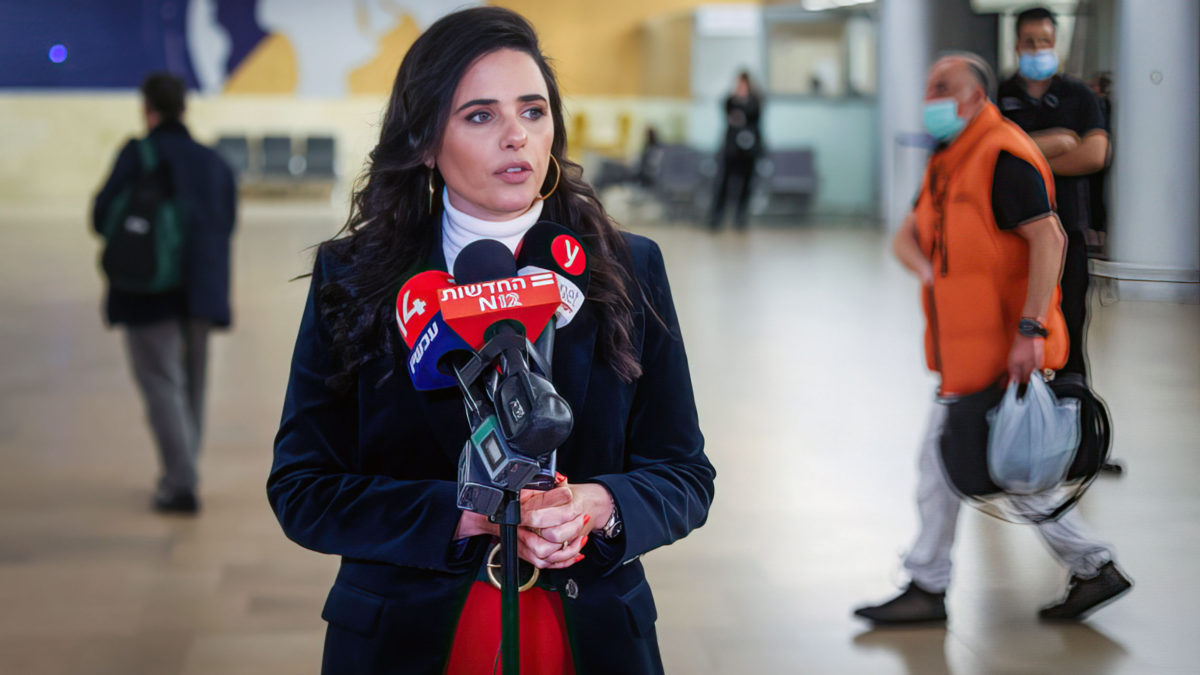 La ministra del Interior, Ayelet Shaked, da una rueda de prensa en el aeropuerto internacional Ben Gurion, anunciando nuevos criterios para la admisión de refugiados, el 13 de marzo de 2022. (Roy Alima/Flash90)