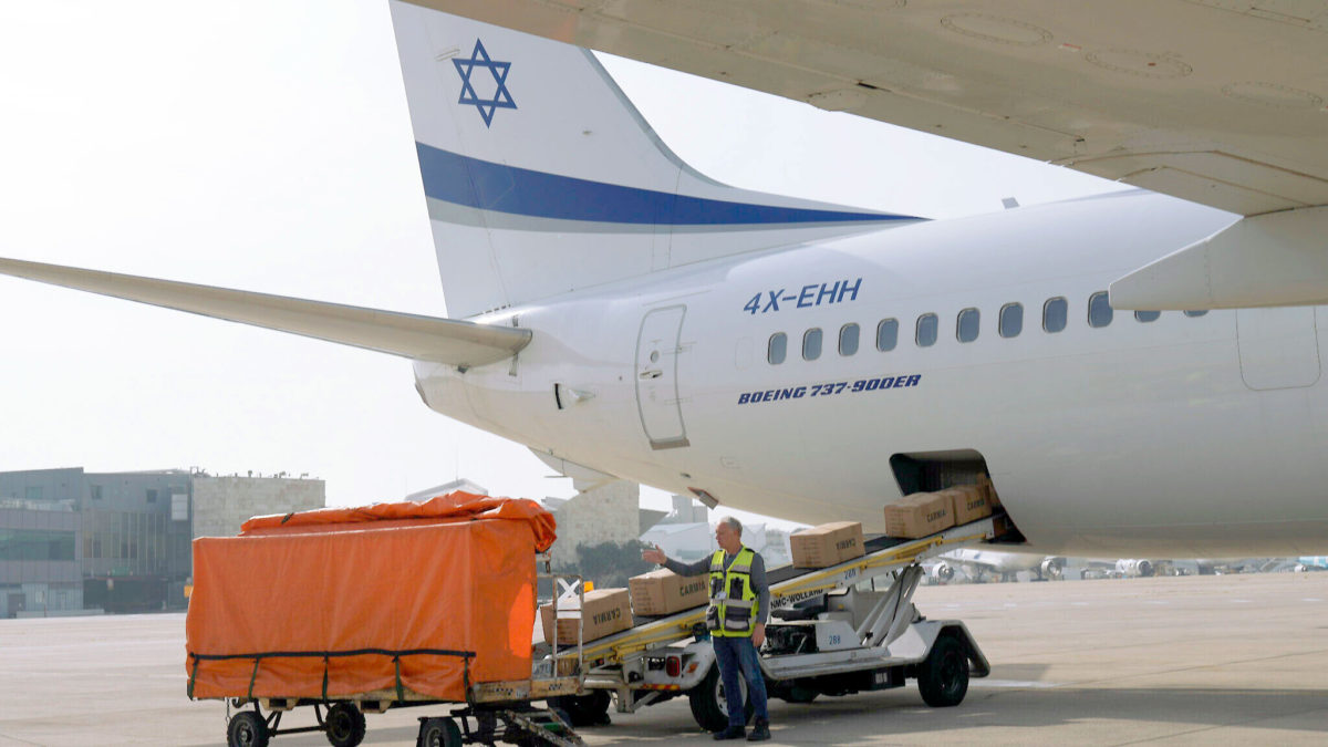 Trabajadores cargan paquetes de ayuda humanitaria israelí para asistir a las personas atrapadas en los combates en Ucrania, en el aeropuerto de Ben Gurion, el 1 de marzo de 2022 (AP Photo/Tsafrir Abayov)