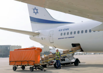 Trabajadores cargan paquetes de ayuda humanitaria israelí para asistir a las personas atrapadas en los combates en Ucrania, en el aeropuerto de Ben Gurion, el 1 de marzo de 2022 (AP Photo/Tsafrir Abayov)
