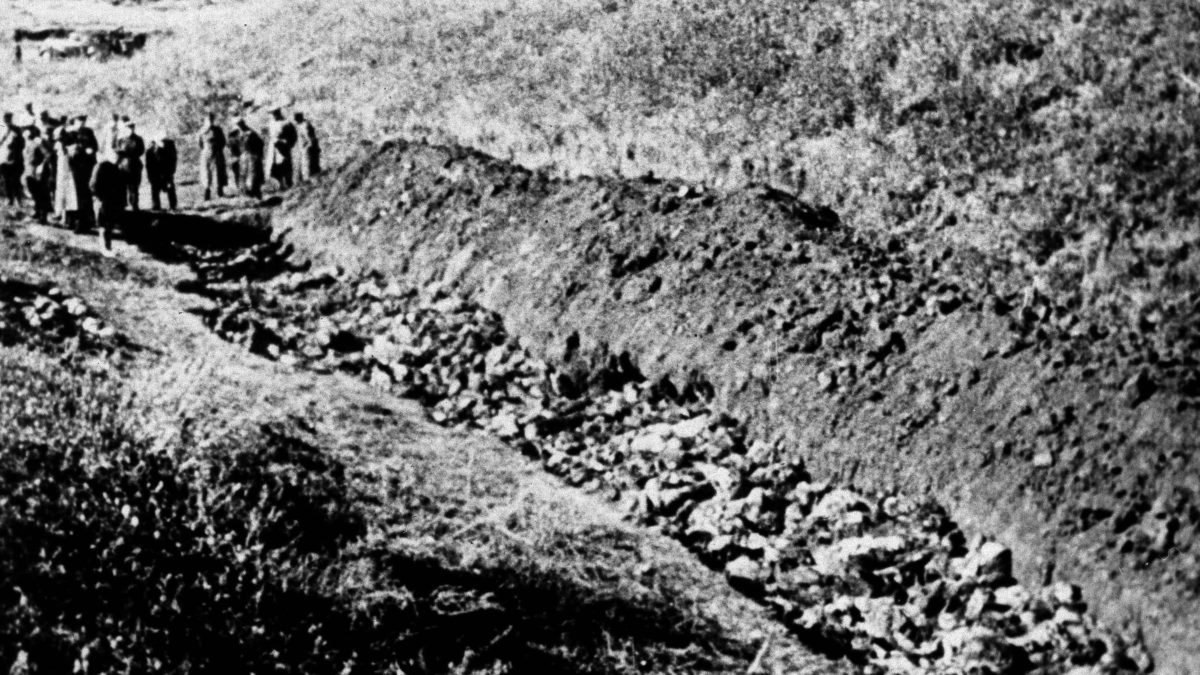 Una foto de archivo de 1944 de parte del barranco de Babyn Yar en las afueras de Kiev, Ucrania, donde el Ejército Rojo que avanzaba desenterró los cuerpos de 14.000 civiles asesinados por los nazis que huían, 1944. El Einsatzgruppe C fue responsable de una de las masacres más notorias, el fusilamiento de casi 34.000 personas en Babi Yar, un barranco al noroeste de la ciudad ucraniana de Kiev, el 29 y 30 de septiembre de 1941. (AP Photo, archivo)