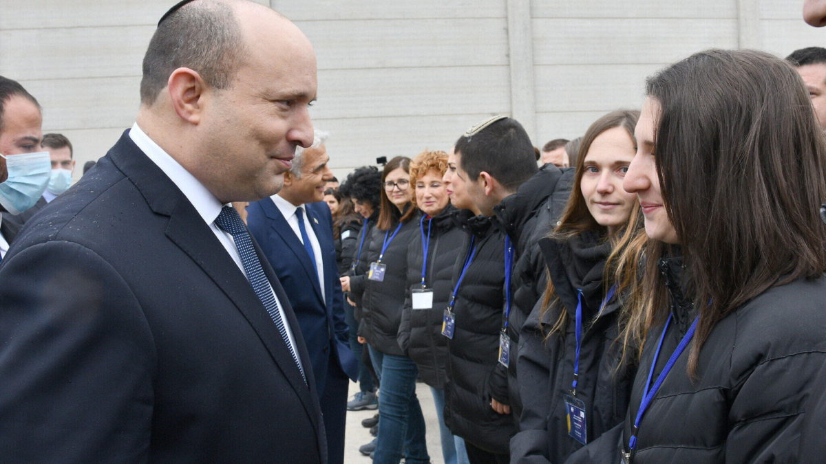 El primer ministro Naftali Bennett en la ceremonia de salida de una delegación israelí que vuela para establecer un hospital de campaña en Ucrania en el aeropuerto Ben Gurion, el 21 de marzo de 2022. (Haim Zach / GPO)