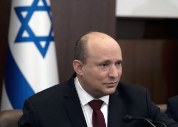 Bennett reitera la ira israelí ante la decisión de EE. UU. de retirar al CGRI de la lista de grupos terroristas