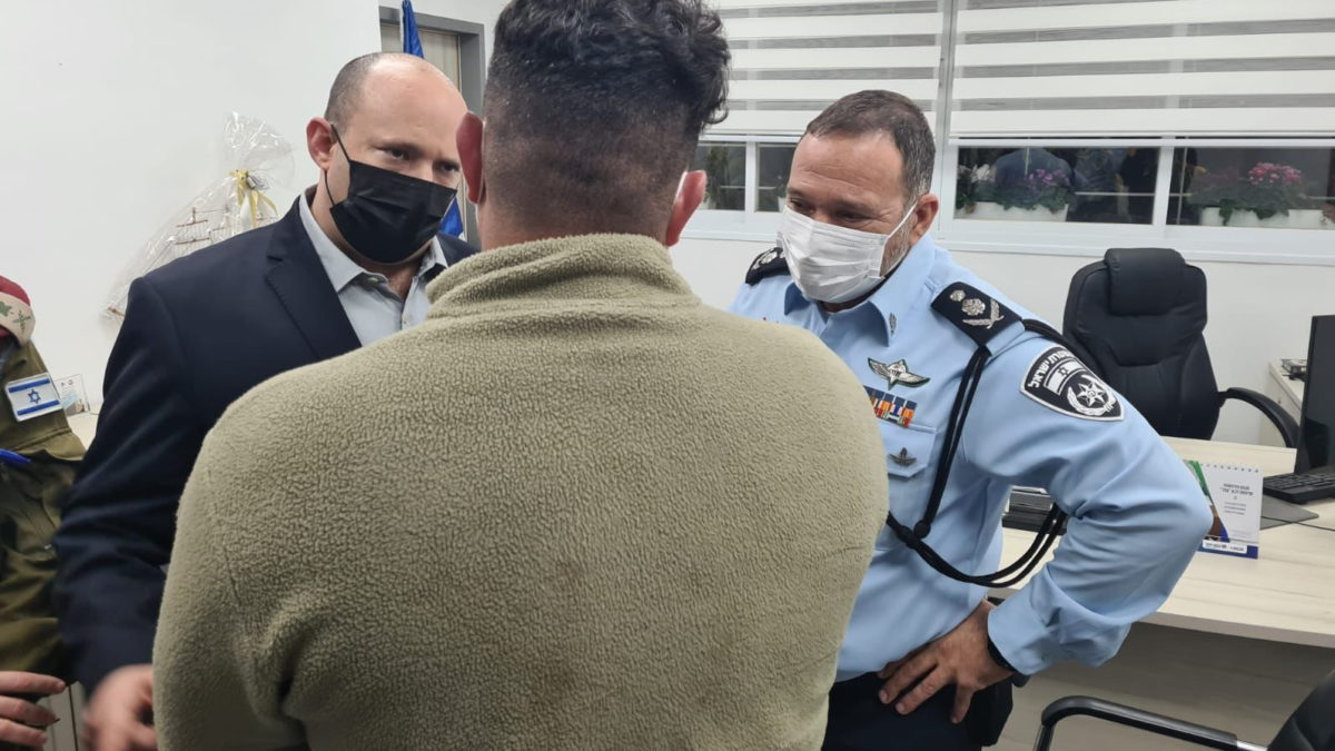 El primer ministro Naftali Bennett (izq.) visita la comisaría de policía de Hadera, tras el mortal atentado terrorista perpetrado en la ciudad norteña el 27 de marzo de 2022. (Policía de Israel)