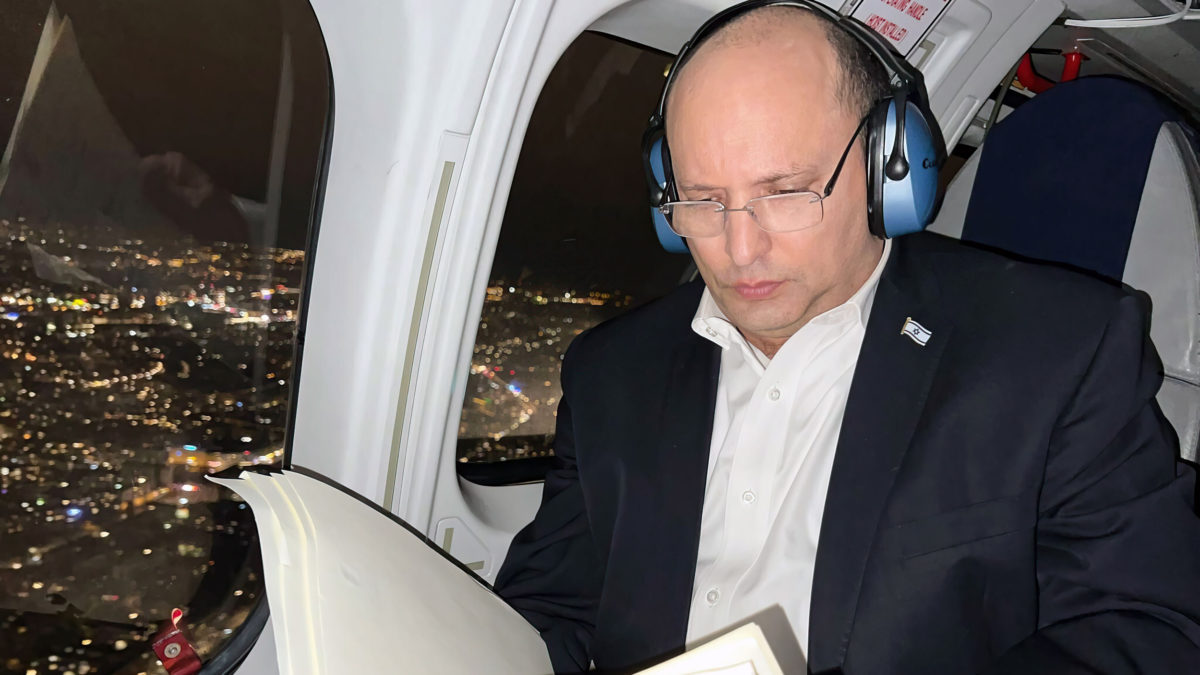 Bennett regresa a Israel tras reunirse con Putin y el canciller alemán