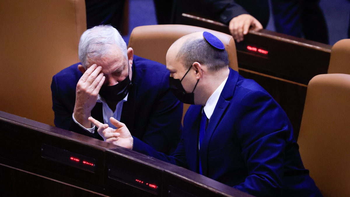 El primer ministro Naftali Bennett y el ministro de Defensa Benny Gantz hablan en la Knesset, el 2 de septiembre de 2021. (Olivier Fitoussi/ Flash90)